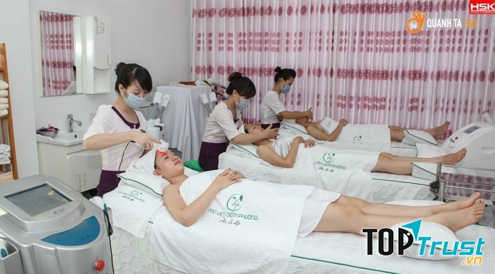 Nhân viên mỹ viện Diễm Phương chăm sóc da cho khách hàng