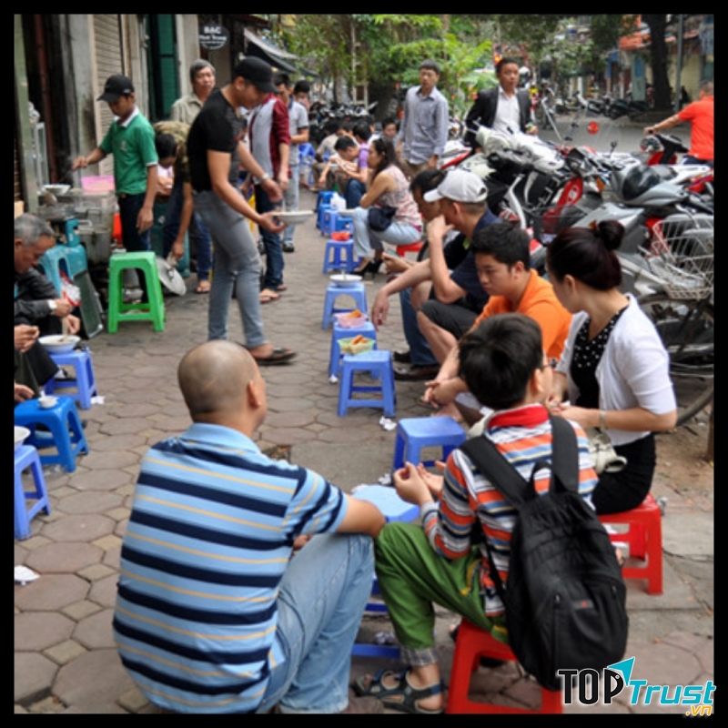 Quán vỉa hè nhưng luôn tấp nập khách