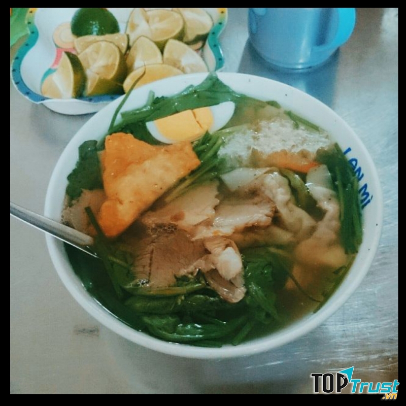 Tô mì ở đây khá to và đầy đặn,