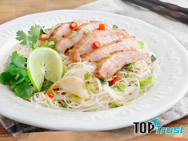 Mỳ xào thịt heo.