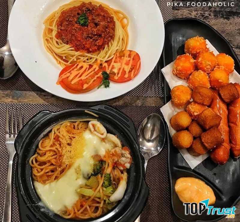 Mì ý sốt bò bằm, mì ý đút lò phô mai là hai món nổi bật của quán