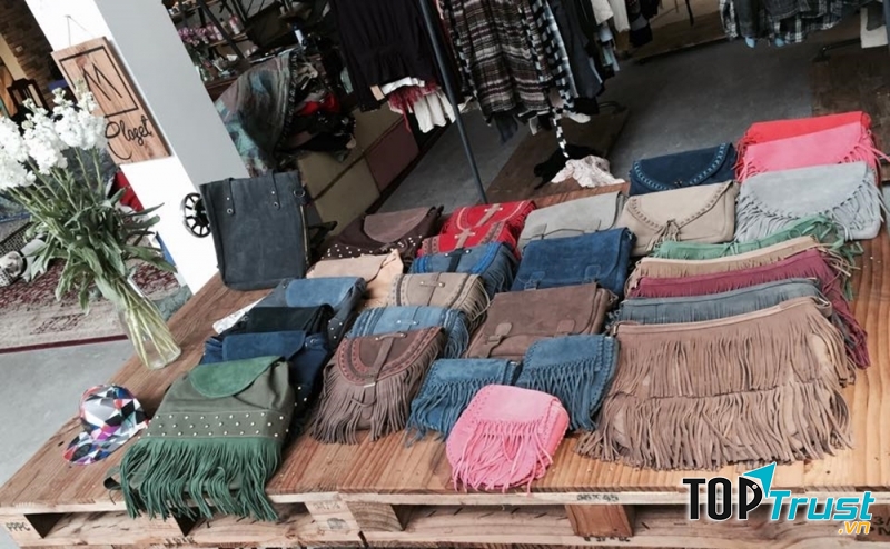 Ngoài quần áo second- hand thì shop còn có nhiều loại túi xách...