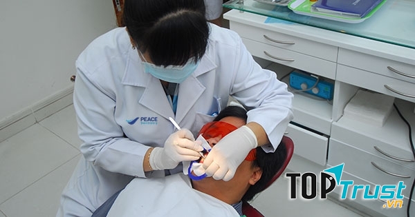 Khách hàng lấy cao răng tại Nha khoa Peace Dentistry