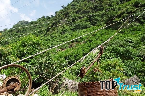 Na được vận chuyển bằng ròng rọc