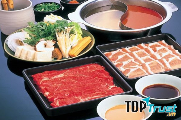 Món ăn được chế biến từ các nguyên liệu như: thịt bò, thịt gà, hải sản và rau củ.
