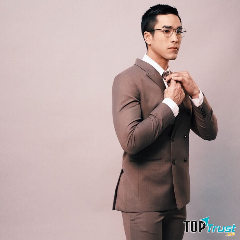Nadech Kugimiya có cha là người Áo, mẹ là người Thái