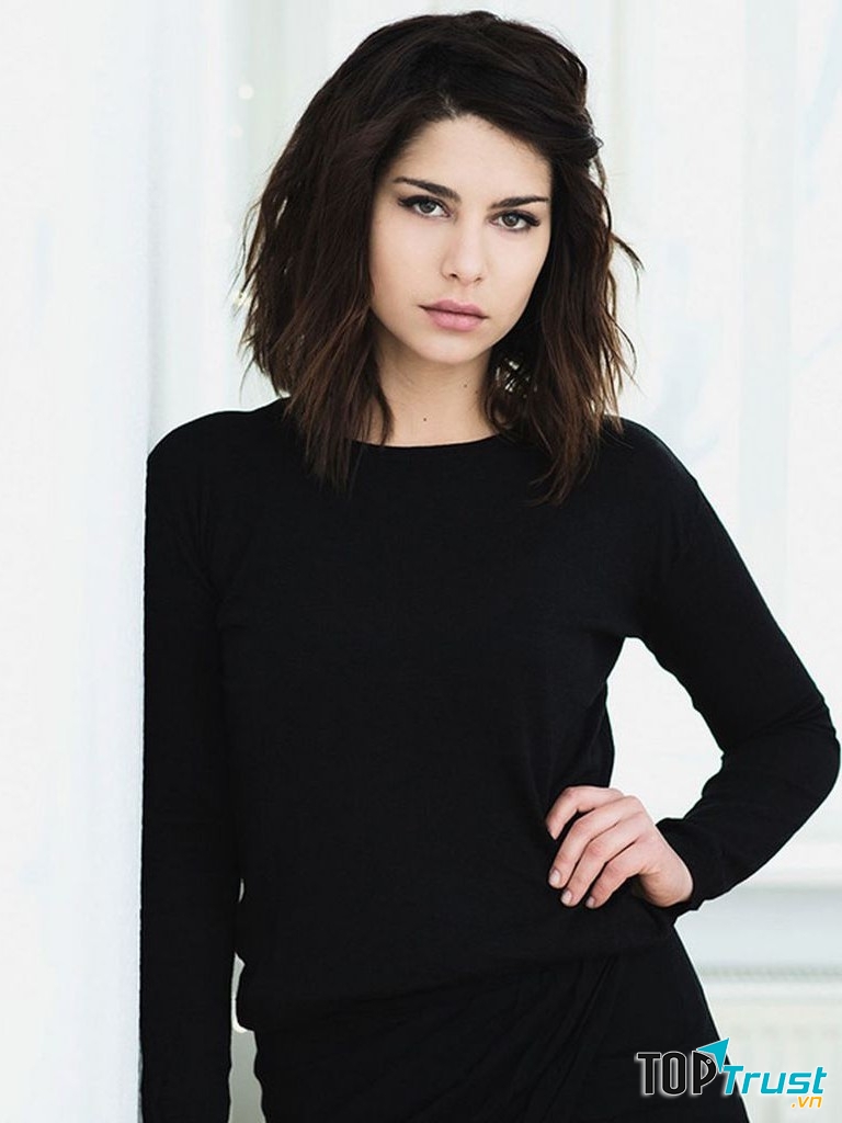 Nadia Hilker có vẻ đẹp vô cùng cá tính, thu hút