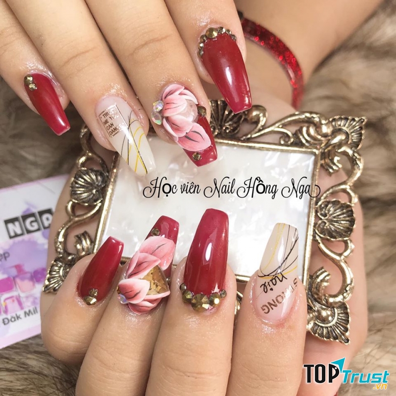 Tại Nail Hồng Nga, móng tay nail nghệ thuật dù được thiết kế từ những hình ảnh hoa cỏ thiên nhiên hay những họa tiết đơn giản cũng đều tạo nên sự lôi cuốn và hấp dẫn tuyệt vời