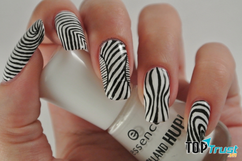 Móng kẻ sọc trắng đen sang trọng, quý phái
