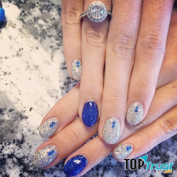 Kết hợp đan xen giữa 2 màu nhũ tương phản tạo nên điểm nhấn cho đôi tay