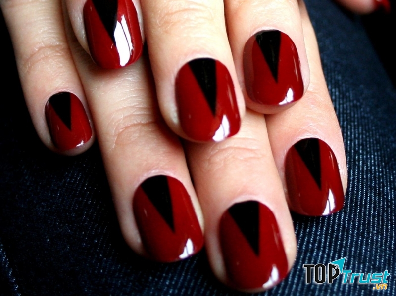 Màu sơn đỏ thẫm chưa bao giờ là lỗi mốt khi bạn dùng để tôn vinh thêm cho làn da trắng của mình