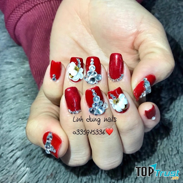 Sức thu hút của Nails Linh Dung còn đến từ các mẫu đính đá đẹp, đơn giản với những thiết kế đa dạng, nhiều màu sắc, những hạt đá lấp lánh được điểm xuyết trên móng tay tạo nên sức hấp dẫn, lôi cuốn đến lạ kỳ