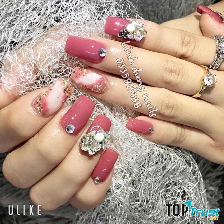 Với Nails Linh Dung, bạn có thể yêu cầu các mẫu nail có sẵn hay theo ý tưởng của chính bạn