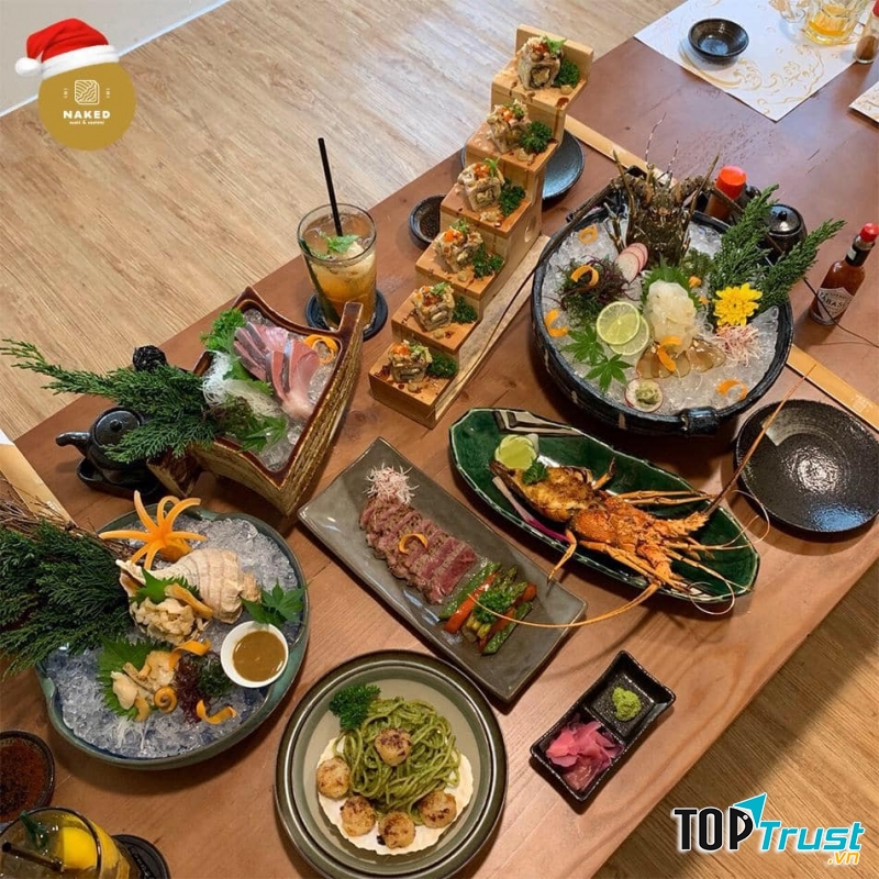 Những phần sushi và sashimi của Naked luôn chú trọng vào việc làm nổi bật sự tươi ngon, tinh khiết tự nhiên của thực phẩm