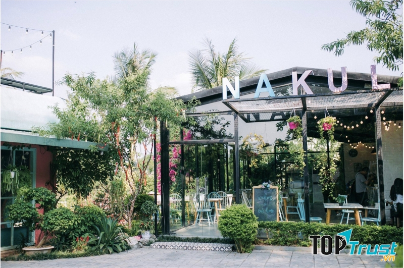 Nakul coffee nhìn từ bên ngoài