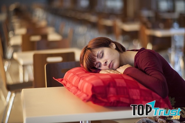 Không nằm áp mặt vào gối khi ngủ