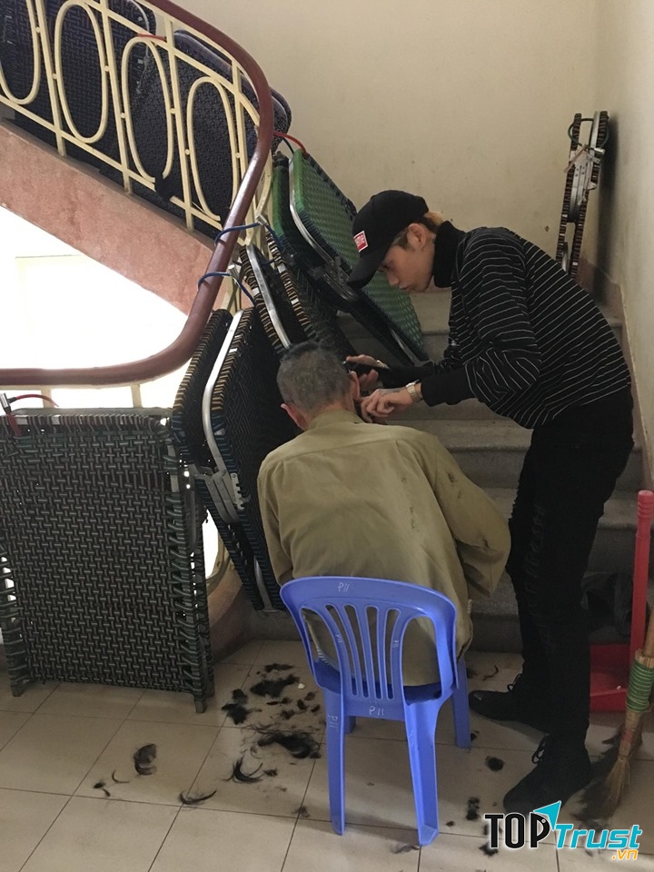 Nam Barber có khá nhiều khách quen, bởi sự thân thiện và nhiệt tình của anh chủ tiệm