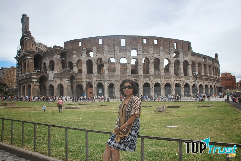 Bên ngoài đấu trường La Mã