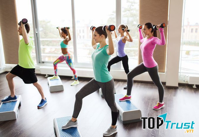 Nằm dài trên ghế và lười tập thể dục