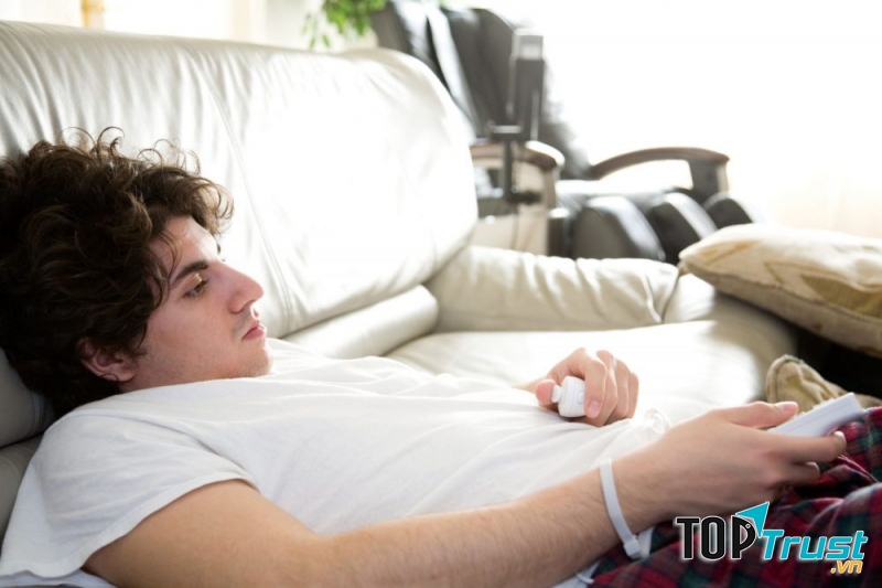 Nằm dài trên ghế và lười tập thể dục