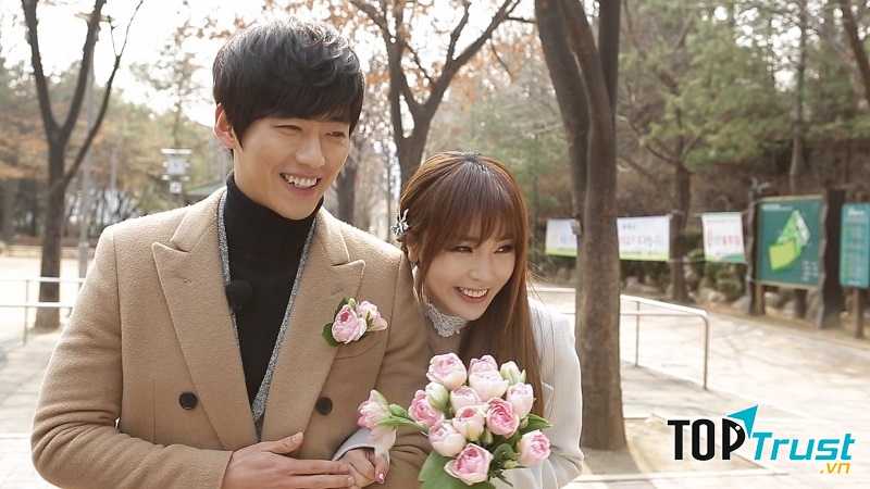 Hong Jin Young nhí nhảnh bên cạnh anh chồng điềm đạm