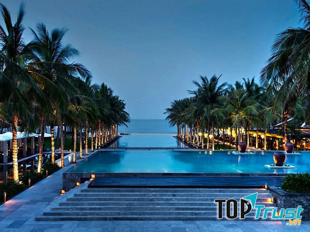 Bể bơi của resort Nam Hải