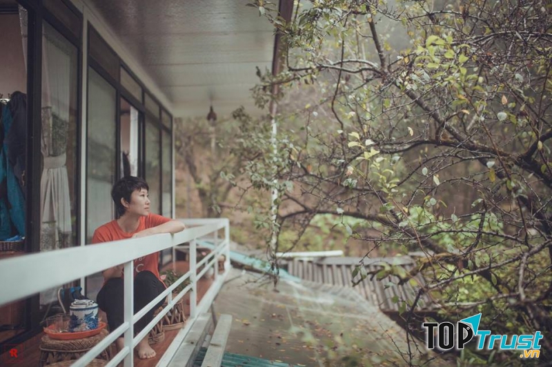 Không khí sáng sớm thật trong lành, ngồi nhâm nhi li trà nóng,có núi đồi bao bọc