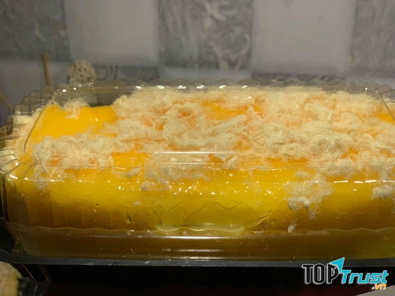 Phần đế bánh mềm mịn, tơi xốp, để tủ lạnh vài ngày cũng không hề hấn gì