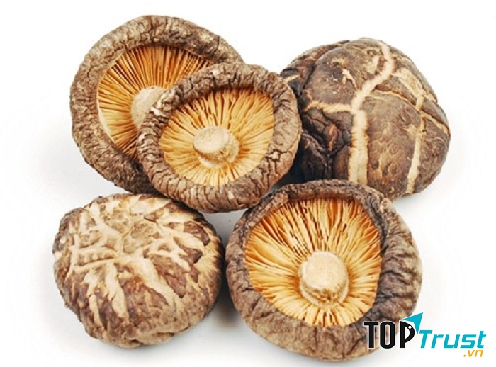 Hãy chọn nấm có màu hơi nâu, có mùi thơm đặc trưng