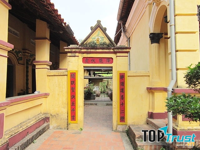lối đi vào chánh điện