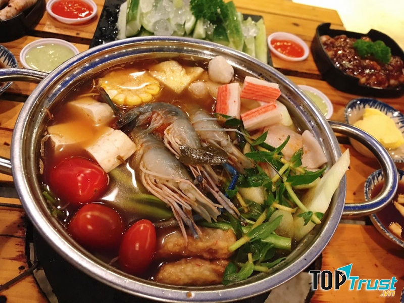 ới đội ngũ nhân viên nhiệt tình, đến với Nậm nướng Đà Lạt khách hàng luôn được phục vụ một cách chu đáo nhất, tận tình nhất.