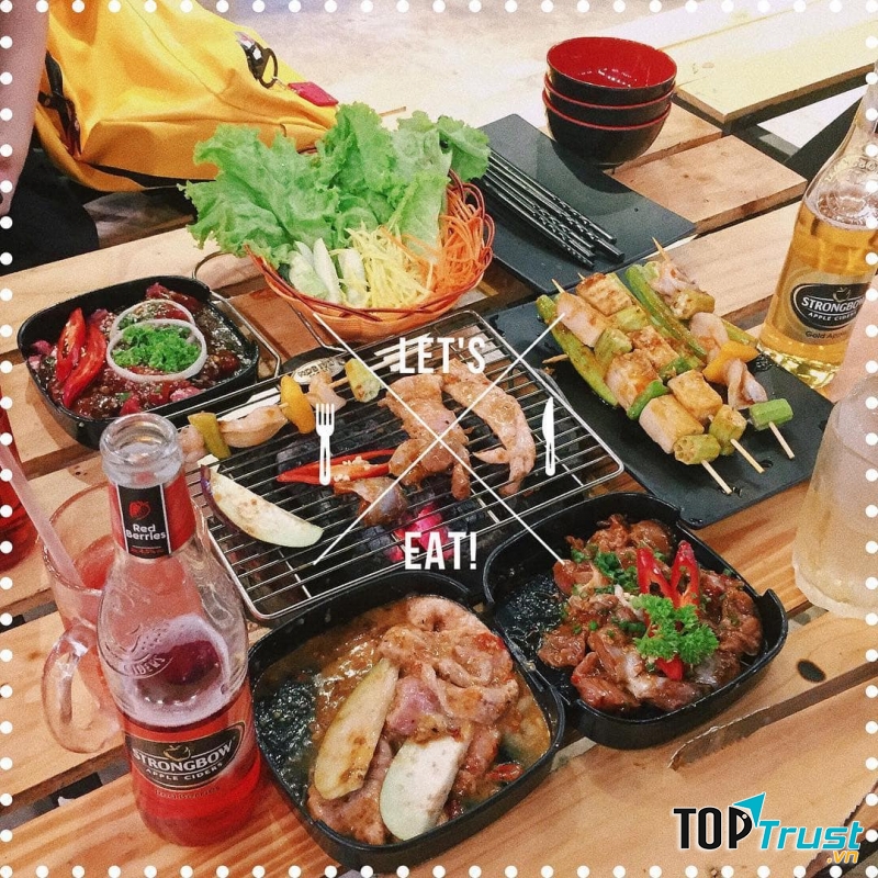 Với ưu điểm là không gian rộng, đồ ăn đa dạng, Nậm nướng Đà Lạt là sự lựa chọn của nhiều bạn trẻ tại thành phố này