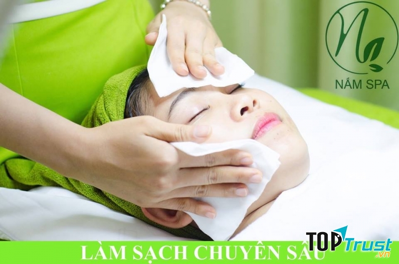 Làm sạch sâu chính là một trong những bước quan trọng nhất của quy trình điều trị mụn tại Nấm Spa