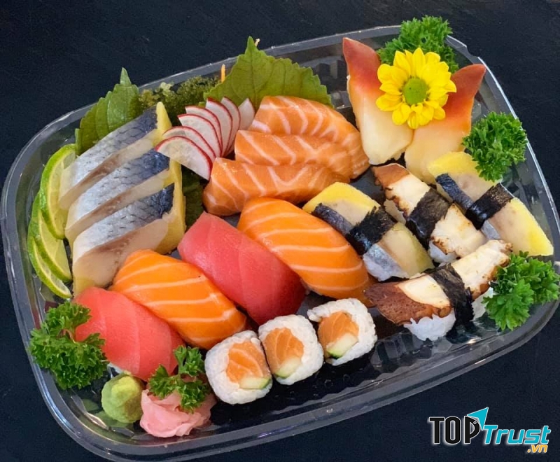 Những miếng sushi tương ngon, bắt mắt của nhà hàng Nam SuShi & BBQ Buffet
