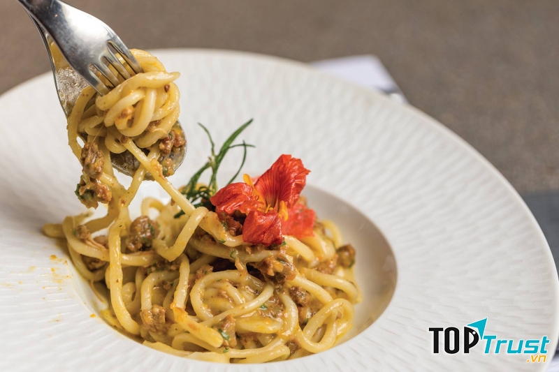 Thành phần nguyên liệu được nhập khẩu từ Ý đều được chính tay đầu bếp người Ý lựa chọn, chắt lọc mỗi ngày để tạo ra những món ăn mang được hương vị truyền thống.