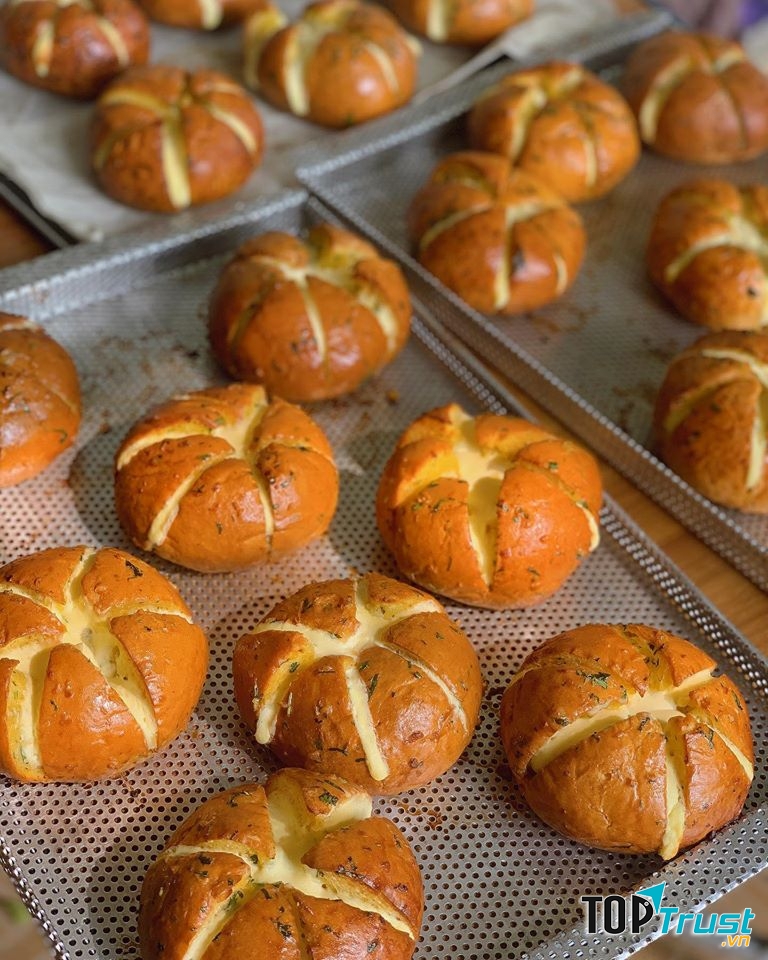 Điểm đặc biệt của bánh mì bơ tỏi phô mai ở Nampom Bakery chính là sốt bơ tỏi được phết rất dày ở mặt bánh, hương thơm được nhân đôi và bánh cũng mặn mà hơn.