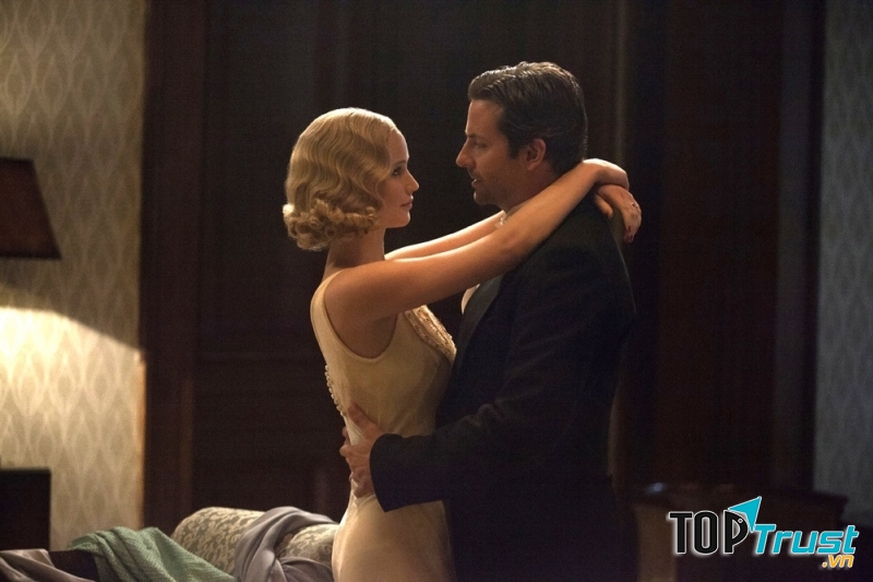 Quý cô đài các với kiểu tóc lượn sóng xếp nếp kiểu finger wave ép sát đầu đặc trưng của thập niên 20 và chiếc váy dạ tiệc sát nách dáng ôm màu vàng pastel dịu ngọt