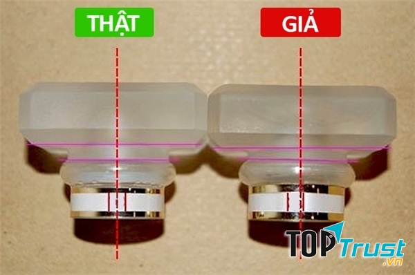 Nắp chai hàng thật luôn có sự cân đối và đối xứng 100%.
