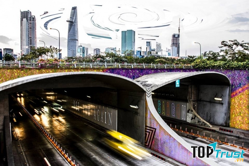 Khi hoàng hôn buông xuống, thành phố lên đèn, đứng ở Nắp hầm Thủ Thiêm nhìn ra khung cảnh Sài Gòn thật sự rất lãng mạn.