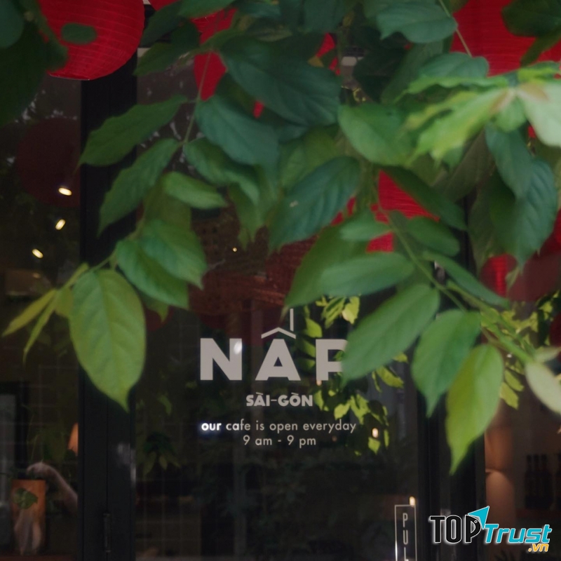 Nấp Saigon