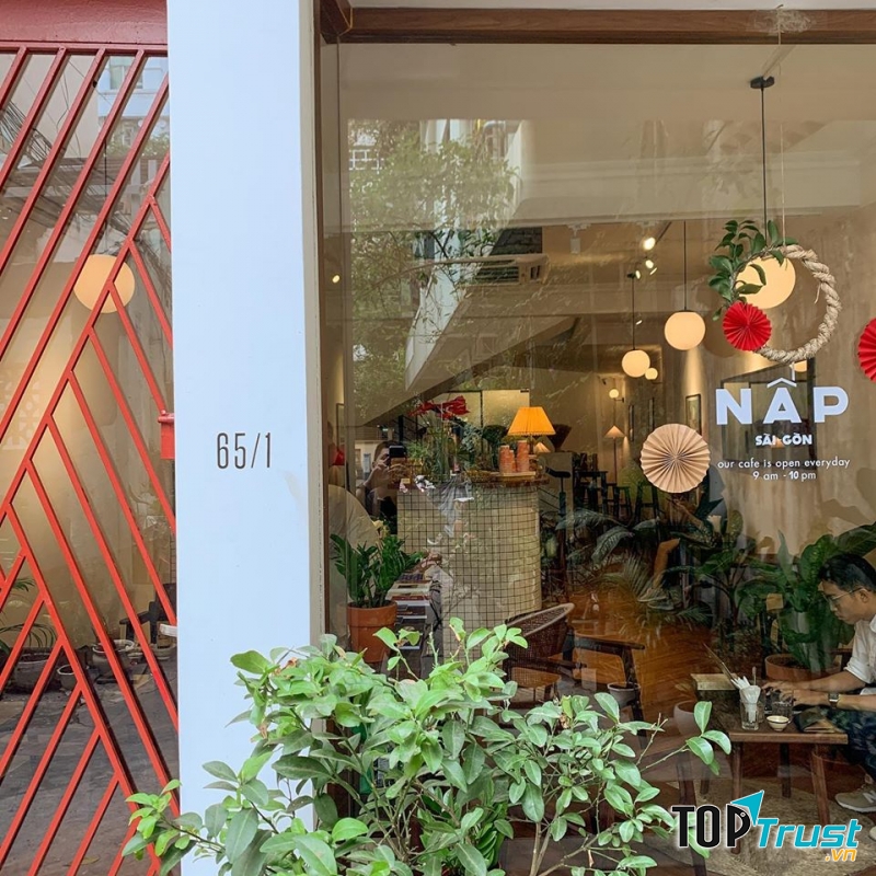 Nấp Saigon