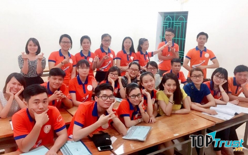 các bạn và cô giáo ở Trung tâm NAPO