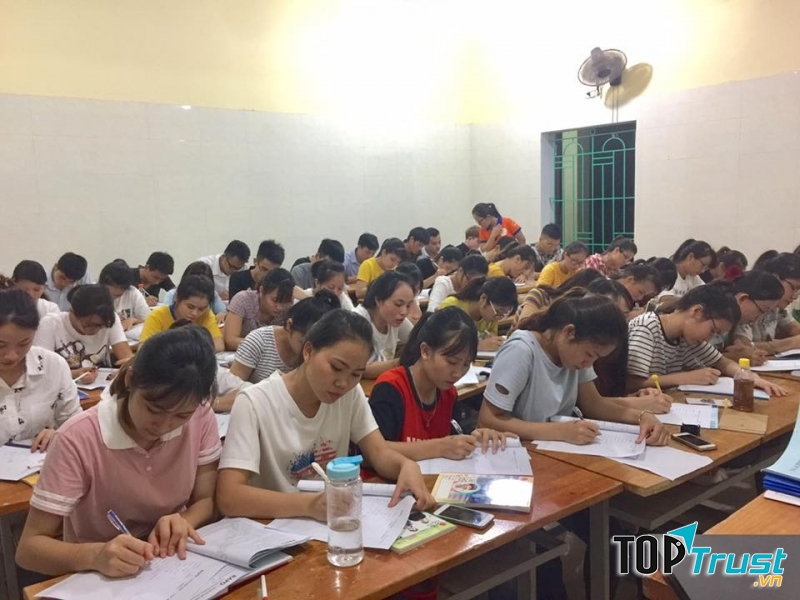 Các bạn K10 học hành chăm chỉ