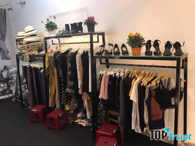 Ngoài giày dép thì Na's Store còn kinh doanh quần áo