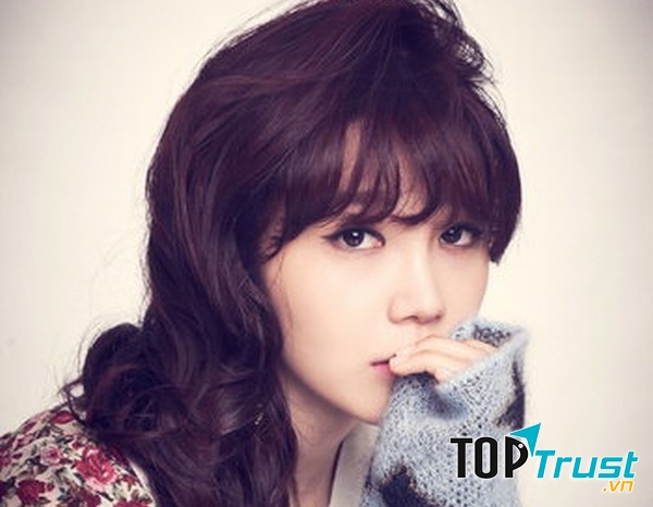 Nâu ánh tím kết hợp tóc xoăn sóng đuôi