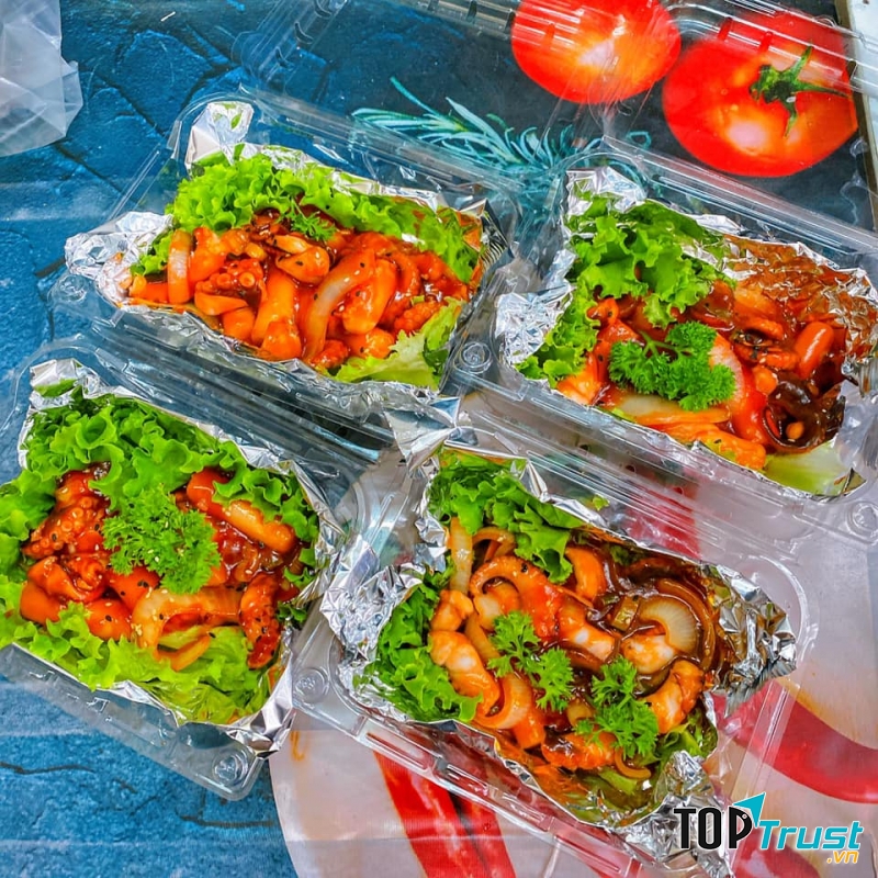 Điểm cộng của địa chỉ này chính là Nâu Food chuẩn bị hộp đựng và ship hàng kĩ nên lúc ship đến tay khách vẫn còn nóng
