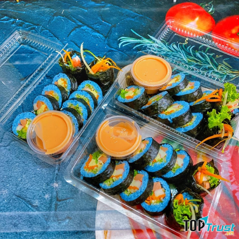 Một số món ăn nổi bật là trứng cuộn phô mai, kimbap thanh cua xù sốt Teriyaki, gà phô mai...