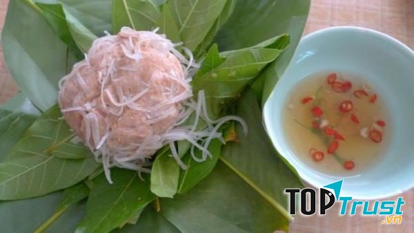 Thêm một điều đặc biệt của món là ở nước chấm được pha để ăn cùng rất đặc trưng, làm cho món ăn càng trở nên ngon hơn.﻿﻿