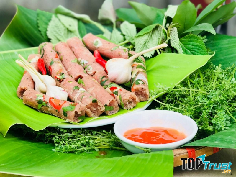 Nem chua gồm bì lợn thái chỉ, thịt mông nạc, thính gạo và gói cùng lá đinh lăng hoặc lá ổi bánh tẻ cùng các gia vị đặc trưng.