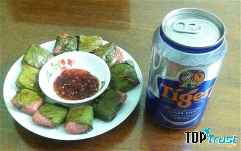 Chỉ cần một đĩa nem nướng cùng với củ đậu, trà chanh hay cá bò là bạn có thể cà kê cả tối mà không chán.